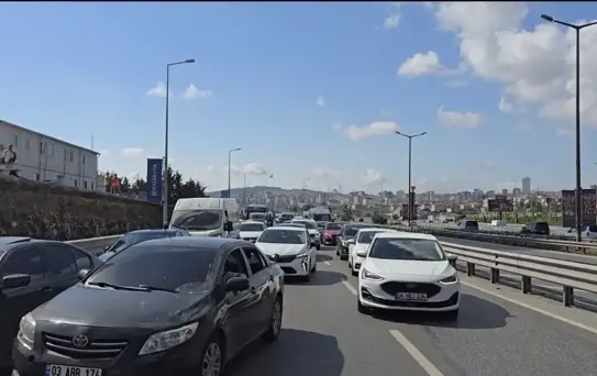 Ataşehir'de Otomobil Yangını