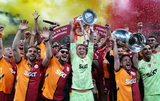 Galatasaray şampiyonluğu taraftarı önünde kutladı