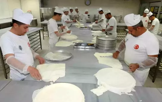 Gaziantep'te Baklava Ustaları Yoğun Mesaiye Başladı