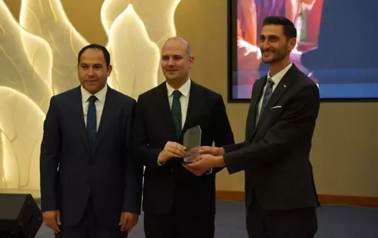 AK Parti Genel Başkan Yardımcısı Ömer İleri'ye 'Yılın Milletvekili' ödülü