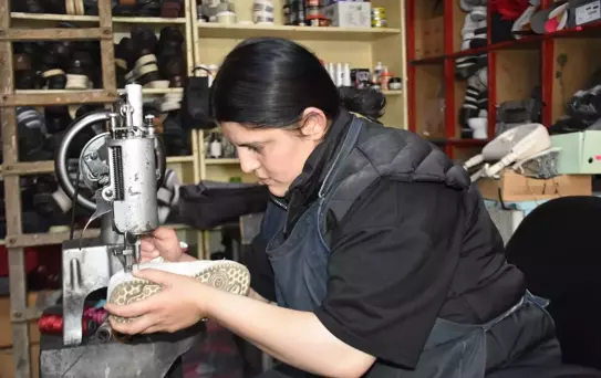 Esra Dinç, Ayakkabı Tamirciliğini Seçti