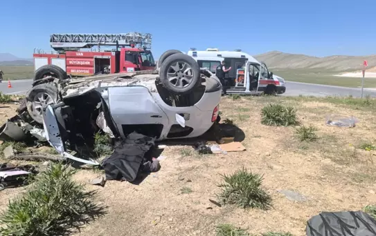 Van'da 2 araç kafa kafaya çarpıştı: 4 ölü, 2 yaralı