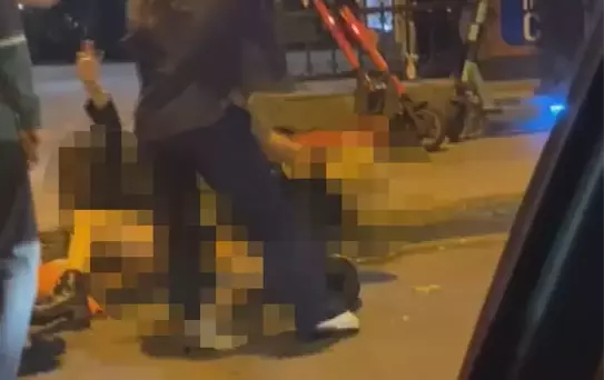 Bir kadın cadde ortasında iki kadını birden yere serip yumrukladı