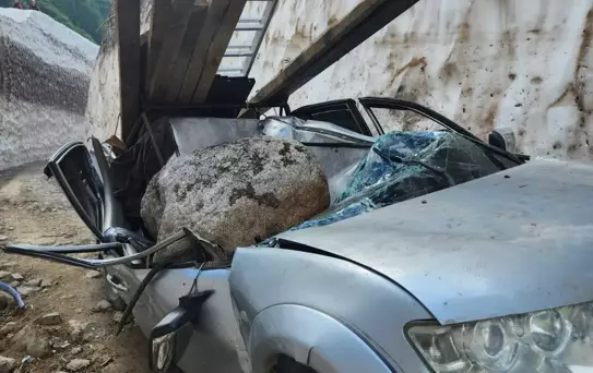 Rize'de Kaya Parçası Kamyonet Üzerine Düştü