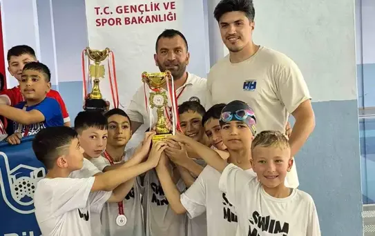 Çorum'da Yüzme Yarışları Heyecanı