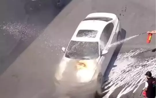 Küçükçekmece'de Araç Yangınına Vatandaş Müdahalesi