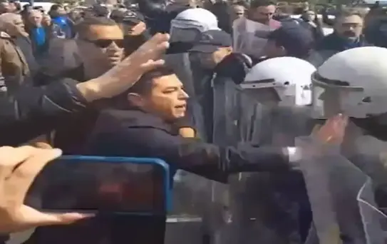 Polis barikatına saldıran CHP'li başkana kamu davası