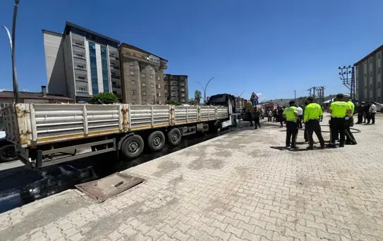 Yüksekova'da Çinko Yüklü TIR Yangında Yandı