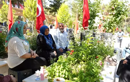 Gaziantep'te mezarlıklar ve şehitlikler Arefe günü doldu taştı
