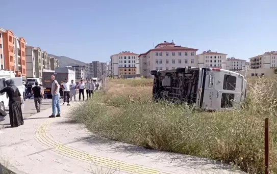 Malatya'da Minibüs Devrildi: 4 Yaralı