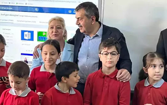 Bakan Tekin, Erzurum'da Öğrencilerle Bayram Coşkusu Yaşadı