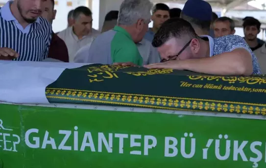 5 Yaşındaki Elif Azra Kanserle Mücadelede Hayatını Kaybetti