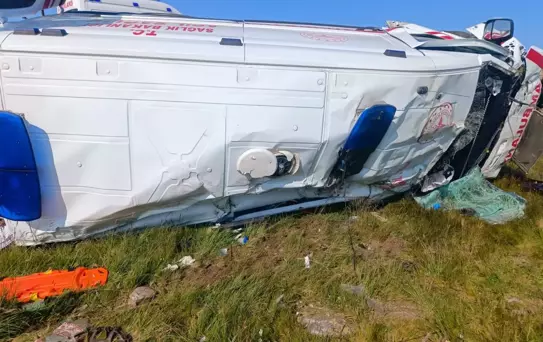 Ambulans Kaza Geçirdi: 4 Sağlıkçı Yaralandı