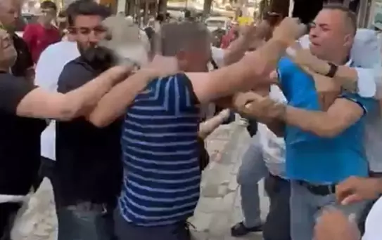Boşanan çift ile yakınları arasındaki tekme ve yumruklu kavga