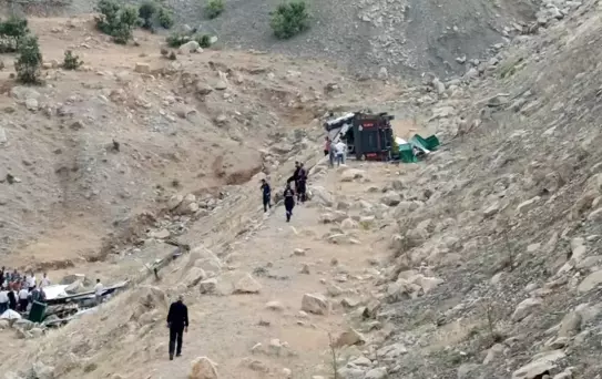 Şırnak'ta Tır Şarampole Devrildi: Sürücü Ağır Yaralı