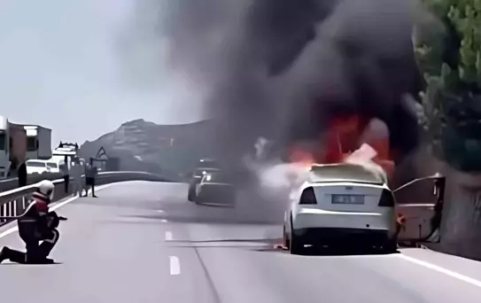 Söke'de Seyir Halindeki Araç Alev Alev Yandı