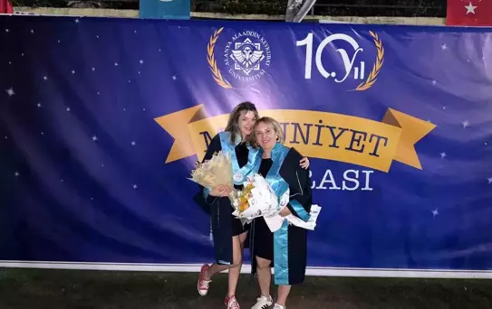 ALKÜ'de Anne-Kız Mezuniyet Coşkusu
