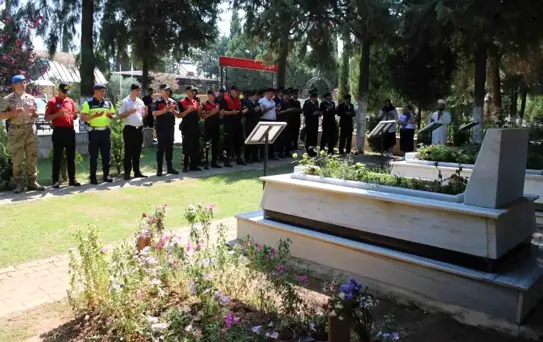 Jandarma, şehitleri kabri başında andı