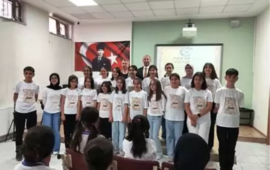 Öğrencilerden Şiir Dinletisi