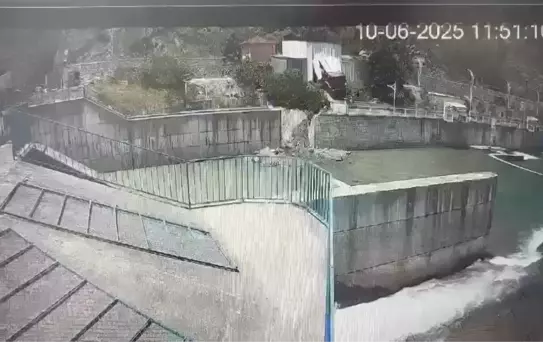 Kamyon Dereye Düştü, Sürücü Yaralandı