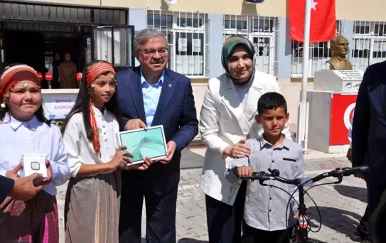 Afyonkarahisar'da Karneler Dağıtıldı