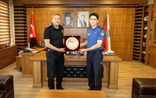 Emniyet Müdürü'nden Vedaya Plaket