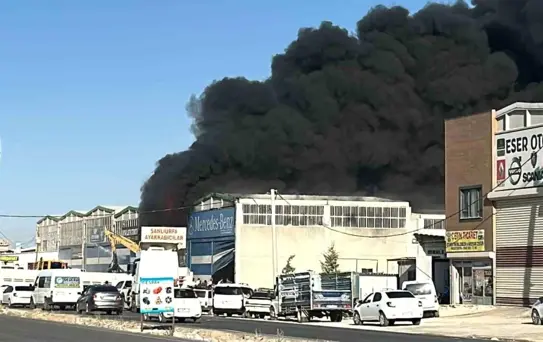 Şanlıurfa'da Hırdavat Deposunda Yangın