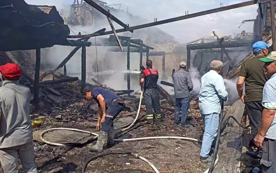 Burdur'da Yangın: 3 Ev Kullanılamaz Hale Geldi
