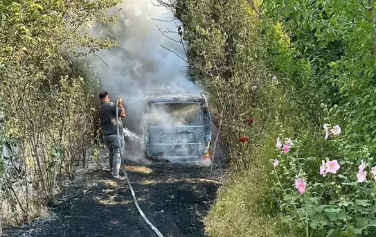 Bahçede Yangın: Otomobil Yandı