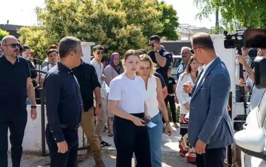 CHP Genel Başkanı Özgür Özel, Ferdi Zeyrek'in Kızı Nehir Zeyrek'e Destek Oldu