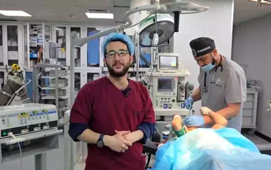 Gazze'ye gönüllü giden Türk doktor: 'İsrail, oradaki hayatı bitirmek, yaralıların ölmesini hızlandırmak için hastanelere saldırıyor'