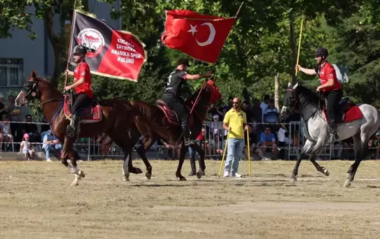 Kocaeli'de Geleneksel Cirit Şöleni Renkli Görüntülerle Yapıldı