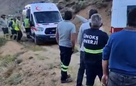 Adıyaman'da Kamyonet Uçuruma Yuvarlandı