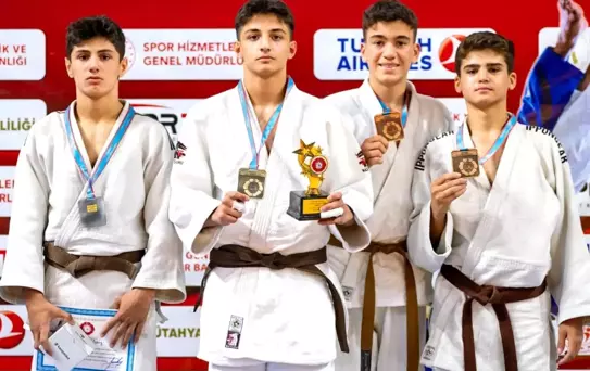 Yunusemre Belediyespor, Judo Şampiyonası'nda Üç Madalya Kazandı