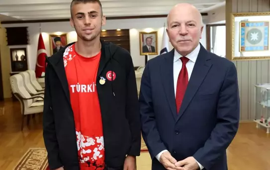 Başkan Sekmen, Balkan Şampiyonu Ömer Faruk Bozdağ'ı Tebrik Etti