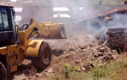 Erzurum'daki Ahır Yangını Kontrol Altına Alındı