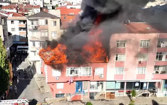 Bağcılar'da Çatı Yangını Paniğe Neden Oldu