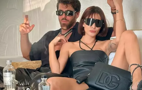 Can Yaman ve sevgilisinden sınırları zorlayan poz! Çantayla önlem aldı