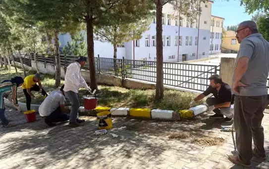 Öğretmenlerden Okul Bahçesine Boya