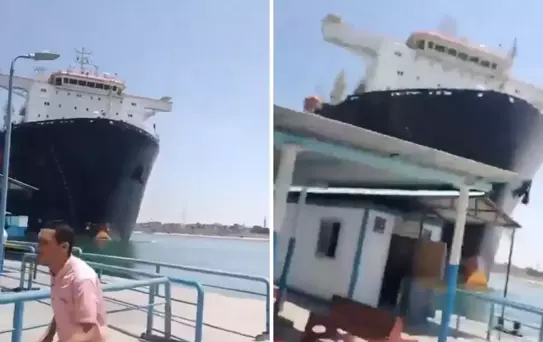 Süveyş Kanalı'nda korku dolu anlar: Dev yük gemisi limana çarptı!
