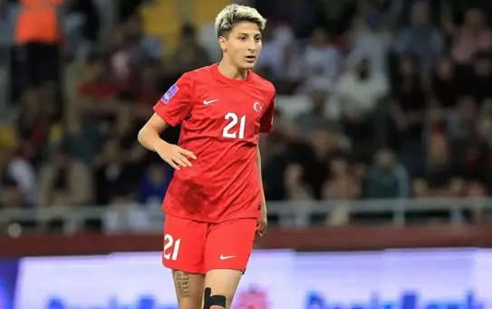 Türk yıldız Kader Hançar, yurt dışına transfer oldu