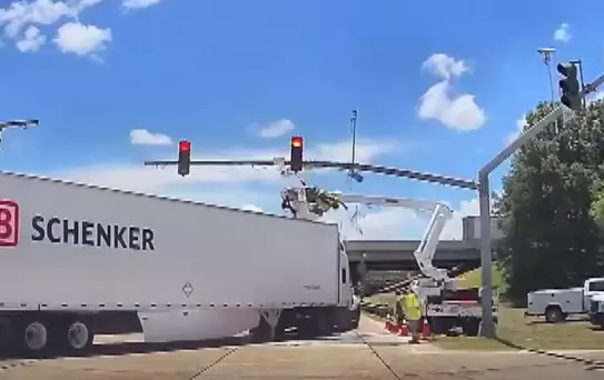TIR, Bakım Yapan İşçiye Çarptı