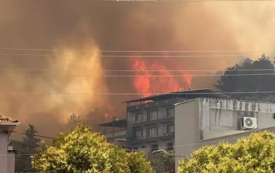 Bursa'da tehlikeli yangın! 14 kişi kurtarıldı, 100'e yakın kişi tahliye edildi