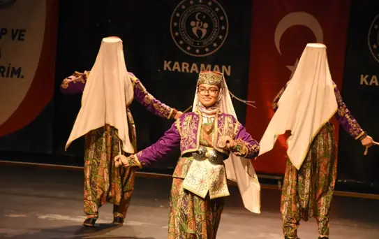 Karaman'da renkli halk oyunları şöleni! Vali ve ekibi yöresel kıyafetlere büründü