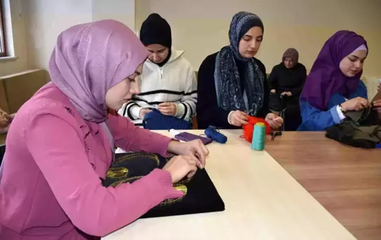 Hasan Celal Güzel Gençlik Merkezi'nde El Sanatları Eğitimi