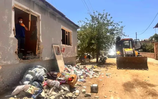 Hatay'da Çöp Ev Temizleme Çalışması Başlatıldı