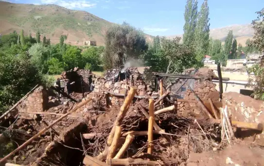 Bitlis'te Evde Yangın Paniği