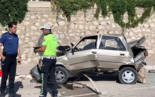 Karaman'da Kaza: Otomobil Direğe Çarptı