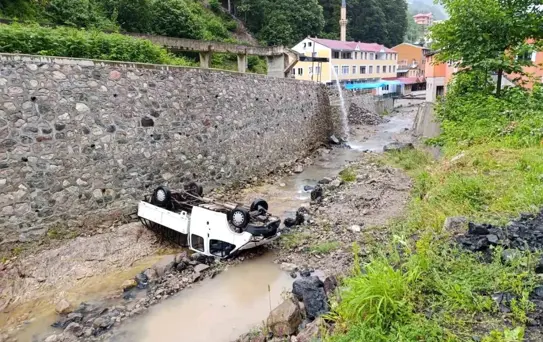 Trabzon'da Kamyonet Dereye Uçtu: 2 Yaralı