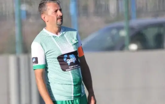 46 yaşında oğluyla birlikte şampiyon oldu, futbolu zirvede bıraktı